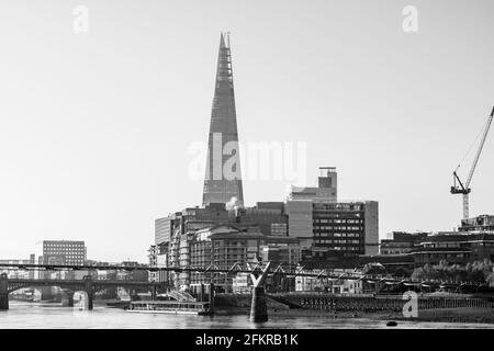 Londoner Gebäude an der Themse und eine Hommage an William Wallace Stockfoto