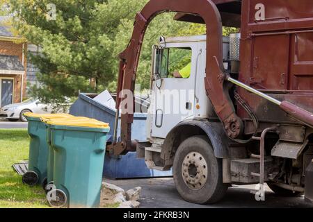 Rote LKW mit einem Laden Haushalt Container Hauswartung öffentlich Dienstleistungen auf der Straße Stockfoto