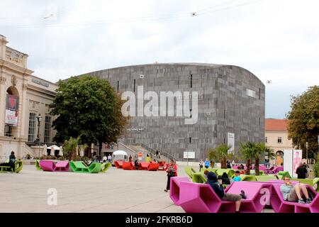 MUMOK, Museum für Moderne Kunst in Wien, Österreich mit farbenfrohen Sitzgelegenheiten auf der plaza Stockfoto