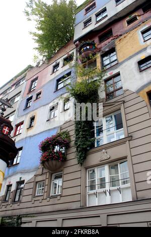 Hundertwasserhaus ist ein Mehrfamilienhaus in Wien, Österreich. Ein Sammelsurium mit einer eklektischen Fassade Stockfoto