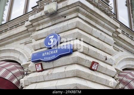 02. Mai 2021 ,Moskau,Roter Platz .Adresszeiger an der Wand des Hauses. Stockfoto