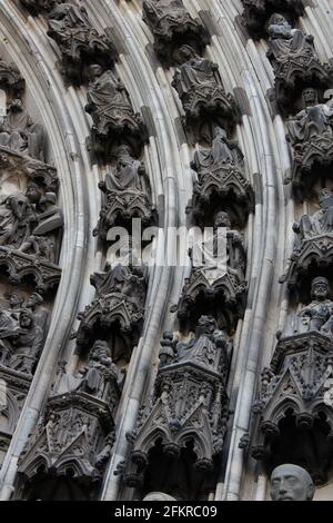 Nahaufnahme der architektonischen Details der Eingangsstatuen des Kölner Doms Stockfoto