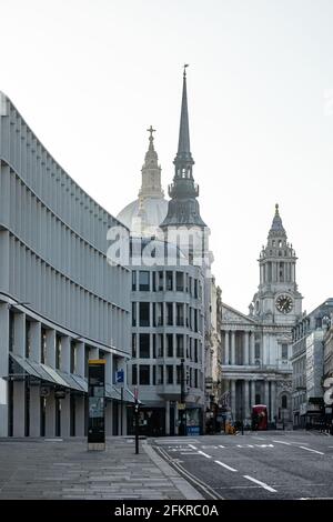 Londoner Gebäude an der Themse und eine Hommage an William Wallace Stockfoto