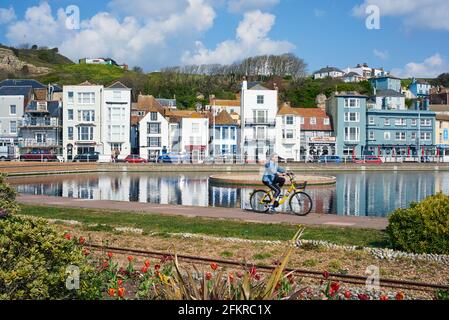 Gebäude am Meer und der Bootssee an der Altstadt von Hastings, East Sussex, Großbritannien, im Frühling Stockfoto