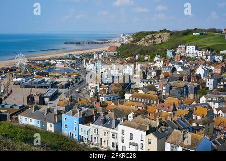 Hastings, East Sussex, Großbritannien, von East Hill, mit Blick auf West Hill Stockfoto