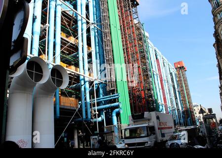 Freiliegende, farbenfrohe HLK-Rohrleitungen und -Kanäle auf einem Gebäude. Außenfassade des Centre Centre Centre Centre Centre in Paris, Frankreich von Renzo Piano und Richard Rogers. Stockfoto