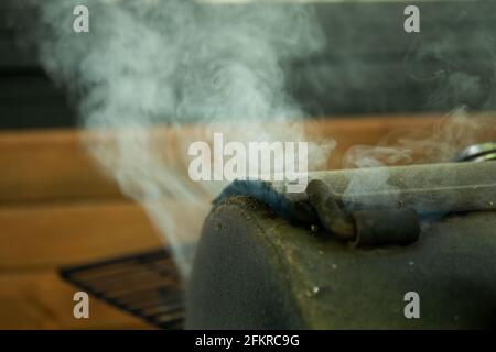 Rauch kommt aus dem Black Smoker/Grill zum Grillen Stockfoto