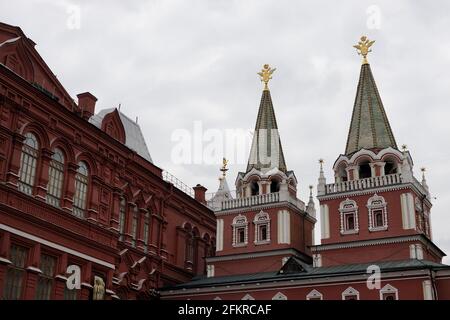 02. Mai 2021 ,Moskau,Roter Platz.Wappen auf den Gipfeln Der Türme Stockfoto