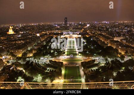 Eiffelturm in Paris, Frankreich bei Nacht Stockfoto