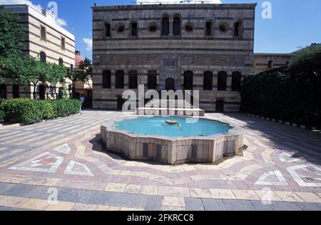 Brunnen vor der Fassade des Azm-Palastes, Damaskus, Syrien Stockfoto