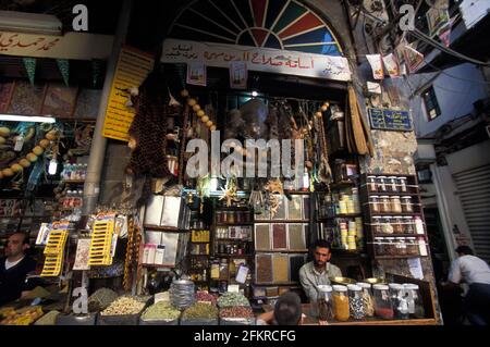 Gewürz- und Lebensmittelgeschäft in Al-Hamidiyah Souq, Damaskus, Syrien Stockfoto