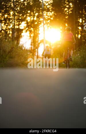 Glückliches Paar Fahrrad fahren draußen, gesunde Lebensweise Spaß Konzept, eine Pause zu bewundern die Aussicht Stockfoto