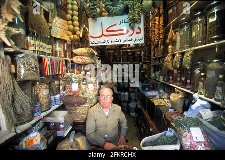 Gewürzgeschäft und -Verkäufer in Al-Hamidiyah Souq, Damaskus, Syrien Stockfoto