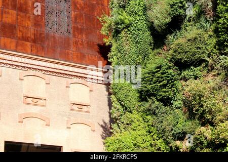 Mit diesem adaptiven Reuse-Projekt trifft Alt auf Neu. CaixaForum in Madrid, Spanien. Stockfoto