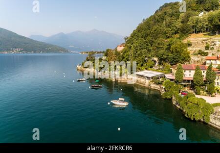 Luftlandschaft des Lago Maggiore an einem sonnigen Tag vom Colmegna See, Gemeinde Luino, Italien Stockfoto