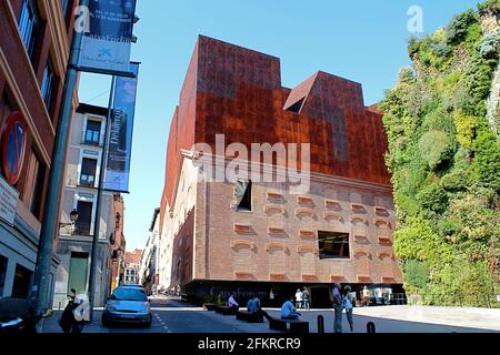 Das schwimmende Museum, Old trifft mit diesem adaptiven Reuse-Projekt auf Neues. CaixaForum in Madrid, Spanien. Stockfoto