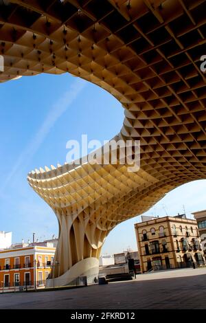 Blick von unten auf die große, moderne, waffelartige Struktur aus Holz, genannt 'Metropol Parasol' in Sevilla, Spanien. Größte Holzkonstruktion der Welt Stockfoto