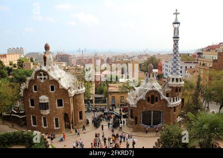 Zwei Gebäude am Eingang zum Park Guell in Barcelona, Spanien von Antoni Guadi Stockfoto