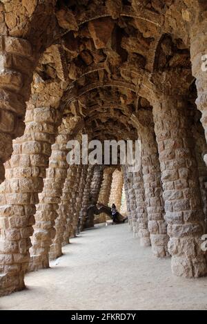 Von Guadi im Park Guell, Barcelona, Spanien, entworfener Steinbogen mit Kolonnaden Stockfoto