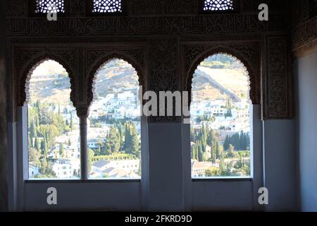Blick nach Granada von steinernen Torbogen-Portalen, maurische, islamische Architektur Details in der Alhambra in Granada, Spanien Stockfoto