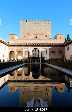 Innenhof mit reflektierendem Pool, maurische, islamische Architektur Details in der Alhambra in Granada, Spanien Stockfoto