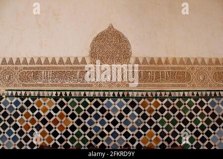 Mosaik- und Steinschnitzereien an maurischer Wand, Islamische Architektur Details an der Alhambra in Granada, Spanien Stockfoto