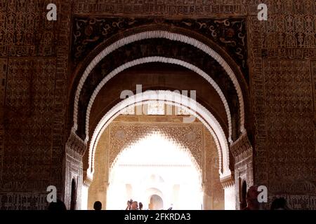 Verschlungene Torbögen aus Stein, maurische, islamische Architektur Details an der Alhambra in Granada, Spanien Stockfoto