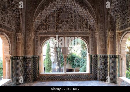 Mosaik- und Steinschnitzereien, verschlungene islamische Architektur Details in der Alhambra in Granada, Spanien Stockfoto