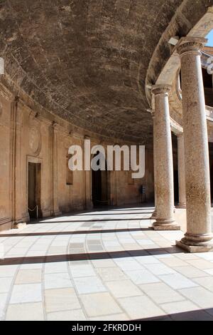Kolonnade im Palast von Karl V. Islamische Architektur Details in der Alhambra in Granada, Spanien Stockfoto