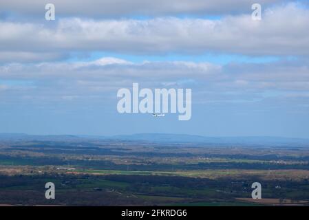Eine Ansicht eines Segelflugzeugs, das über die Landschaft fliegt, vom Devils Dyke aus in Sussex, England, Großbritannien Stockfoto