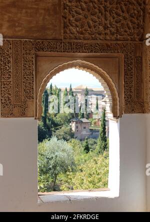 Blick vom Fenster auf Granada. Islamische Architektur Details an der Alhambra in Granada, Spanien Stockfoto