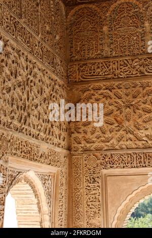 Verschlungene Festmacherei, islamische Architektur Details an der Alhambra in Granada, Spanien Stockfoto