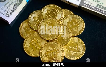 Bitcoin mit Dollar-Cash-Stacks, digitaler virtueller Krypto-Währung Bitcoin und Papiergeld. US-Dollar-Scheine und Goldmünzen stapeln sich. Konzept des Online b Stockfoto