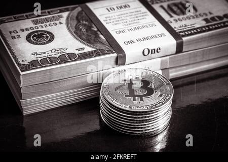 Bitcoin mit Dollar-Cash-Stacks, digitaler virtueller Krypto-Währung Bitcoin und Papiergeld-Stapel. US-Dollar-Scheine und Bitmünzen (btc). Konzept von Bitcoin Stockfoto