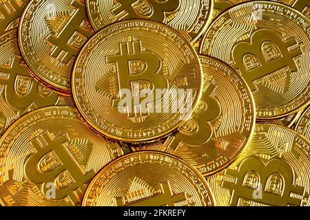 Bitcoin Stapel Hintergrund, digitale Krypto Währung Bitcoin Nahaufnahme. Viele Goldmünzen als virtuelles Geld, btc. Konzept der Online-Bitcoin-Zahlung, mi Stockfoto