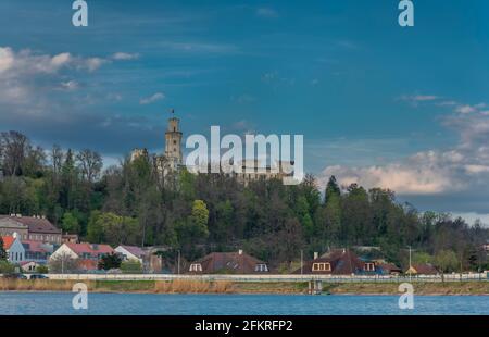 Hluboka nad Vltavou Stadt im Frühling bewölkt Farbe Abend in südböhmen Stockfoto