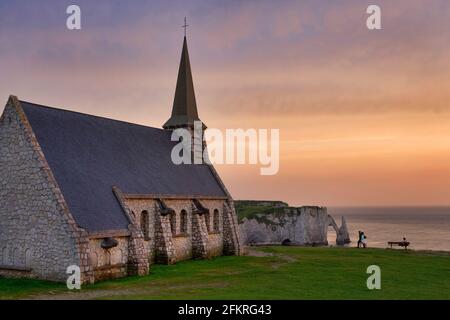 Etretat: Blick auf die kleine Seemannskapelle Notre Dame de la Garde an der Falaise d Amont. Im Hintergrund die Falaise d Aval mit der Porte d Aval Stockfoto