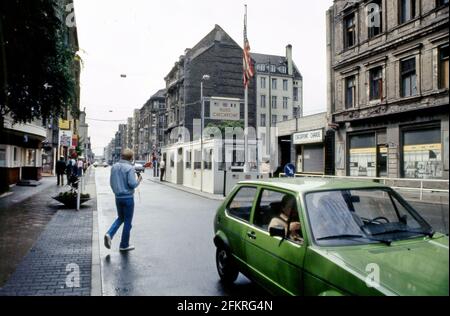 Berliner Mauer, Checkpoint Charlie, im Juli 1984, Straßenszene mit Fußgängern. Stockfoto