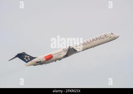 SAS Scandinavian Airlines McDonnell Douglas MD 81 Jet-Linienflugzeug OY-KHP, das vom Flughafen London Heathrow, Großbritannien, abfliegt. Star Alliance Lackierung Stockfoto