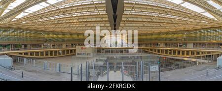 Paris, Frankreich - 12 30 2020: Stadtteil Halles. Blick in das Vordach des Forum des Halles Stockfoto