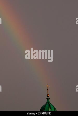 Loughborough, Leicestershire, Großbritannien. Mai 2021. Wetter in Großbritannien. Ein Regenbogen bildet sich über dem Carillon am Ende eines verregneten Feiertags an der Bank. Credit Darren Staples/Alamy Live News. Stockfoto