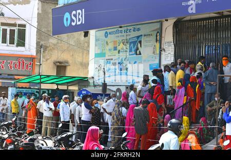 Beawar, Rajasthan, Indien, 3. Mai 2021: Die Inder stehen am ersten Arbeitstag im Mai in langen Schlangen vor der State Bank of India für ihre Rentenzahlungen während der von der Regierung verhängten Sperre, um die Zunahme der Coronavirus-Fälle in Beawar einzudämmen. Kredit: Sumit-Samarwat/Alamy Live Nachrichten Stockfoto