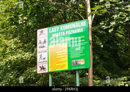 POZNAN, POLEN - 23. Aug 2017: Informationstafel mit Symbolen und Textregeln vor einem Wald. Stockfoto