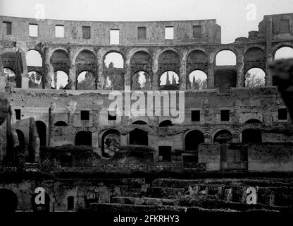 AJAXNETPHOTO. ca. 1908 -14. ROM, ITALIEN. - GRAND TOUR ALBUM; SCANS VON ORIGINAL IMPERIAL GLAS NEGATIVEN - KOLOSSEUM. FOTOGRAF: UNBEKANNT. QUELLE: AJAX VINTAGE PICTURE LIBRARY COLLECTION.CREDIT: AJAX VINTAGE PICTURE LIBRARY. REF; 1900 2 17 Stockfoto