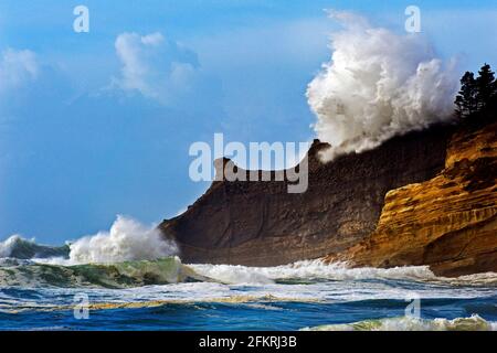 Welle stürzt über Cape Kiwanda, Three Capes Scenic Route, Pacific City, Oregon Stockfoto