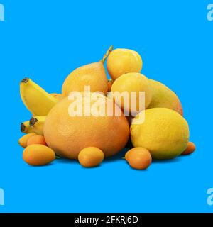 Zusammensetzung verschiedener gelber Früchte (süße Granadilla, Passionsfrucht, Bananen, Kumquat, Zitrone, Grapefruit, Orange, Mango und Pflaume), die schwarzen Shad gießen Stockfoto