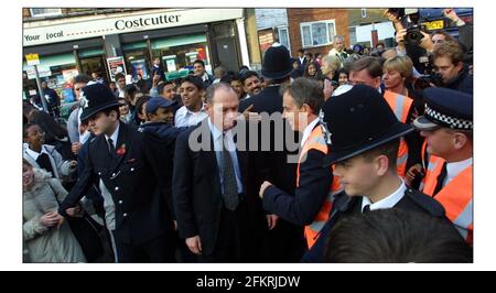 Premierminister Tony Blairon die Straßen von Manor Park in Newham, um aus erster Hand die Pionierarbeit in der Gemeinde durchgeführt, um Anti-soziales Verhalten zu stampfen. Am NACHMITTAG besuchte die Royal british Legion, Eines der Beispiele für ein Gemeinschaftsprojekt, das sich durch das Projekt "Councils RESPECT" verdient gemacht hat. Herr Blair spielte eine Partie Pool gegen Bill Duncan, und gewann.PIC David Sandison 31/10/2002 Stockfoto