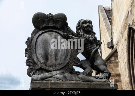 Alte Statue eines Löwen mit einem Schild auf einer Straße in Hameln, Niedersachsen, Deutschland Stockfoto