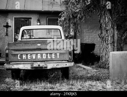 Santa Fe, New Mexico, USA, Haus, Haus, Residenz mit altem Chevrolet Pick-up-Truck im Vorgarten. Stockfoto