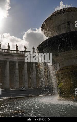 Fontana auf der Piazza san Pietro a Roma Stockfoto